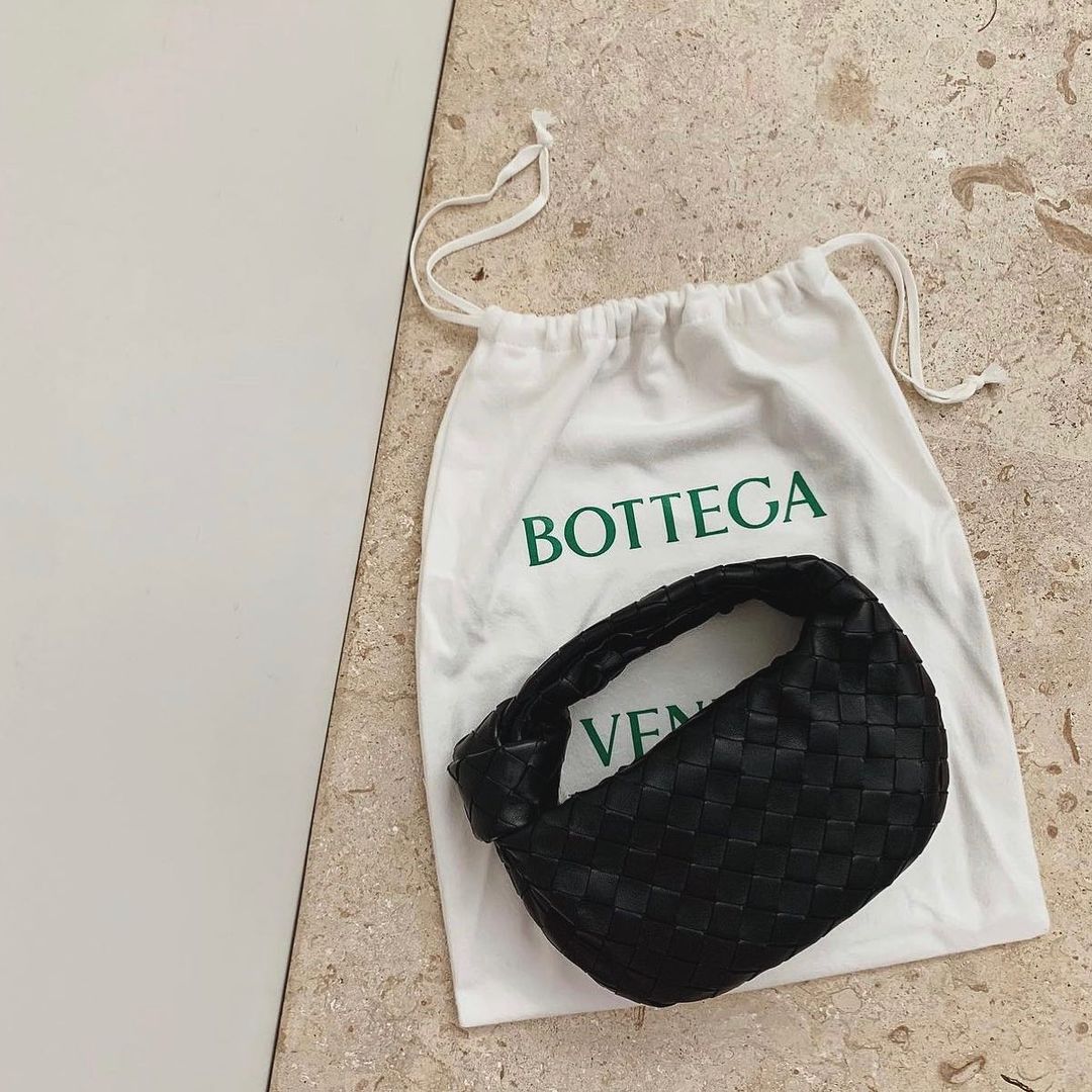 bottega veneta BV 包款推薦 - 接棒雲朵包！「BV 可頌包」旋風襲捲歐美時尚圈，成新一代必備It Bag 6